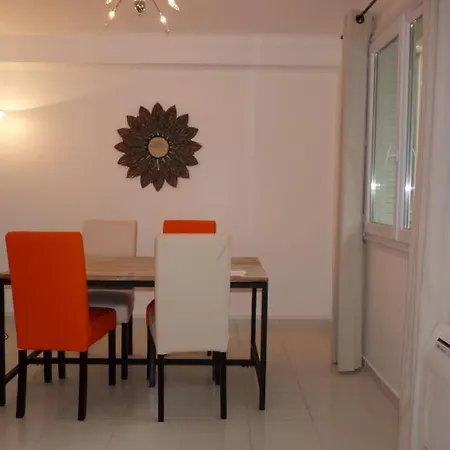 Sleeps 4 Air Con Wifi T229873 * Cannes
