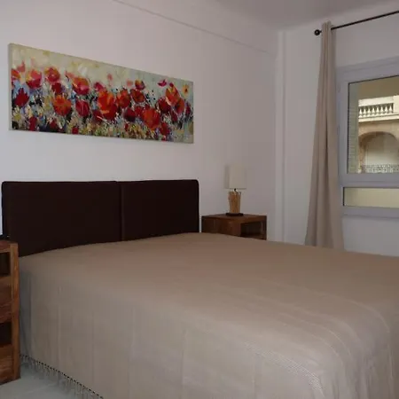 Sleeps 4 Air Con Wifi T229873 Appartement *